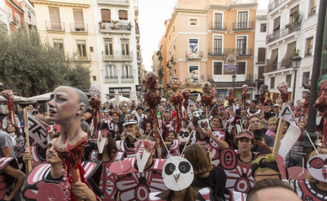 Participa en una rua-acció-manifestació performativa i amb consciència ecològica pel Sismògraf 2025